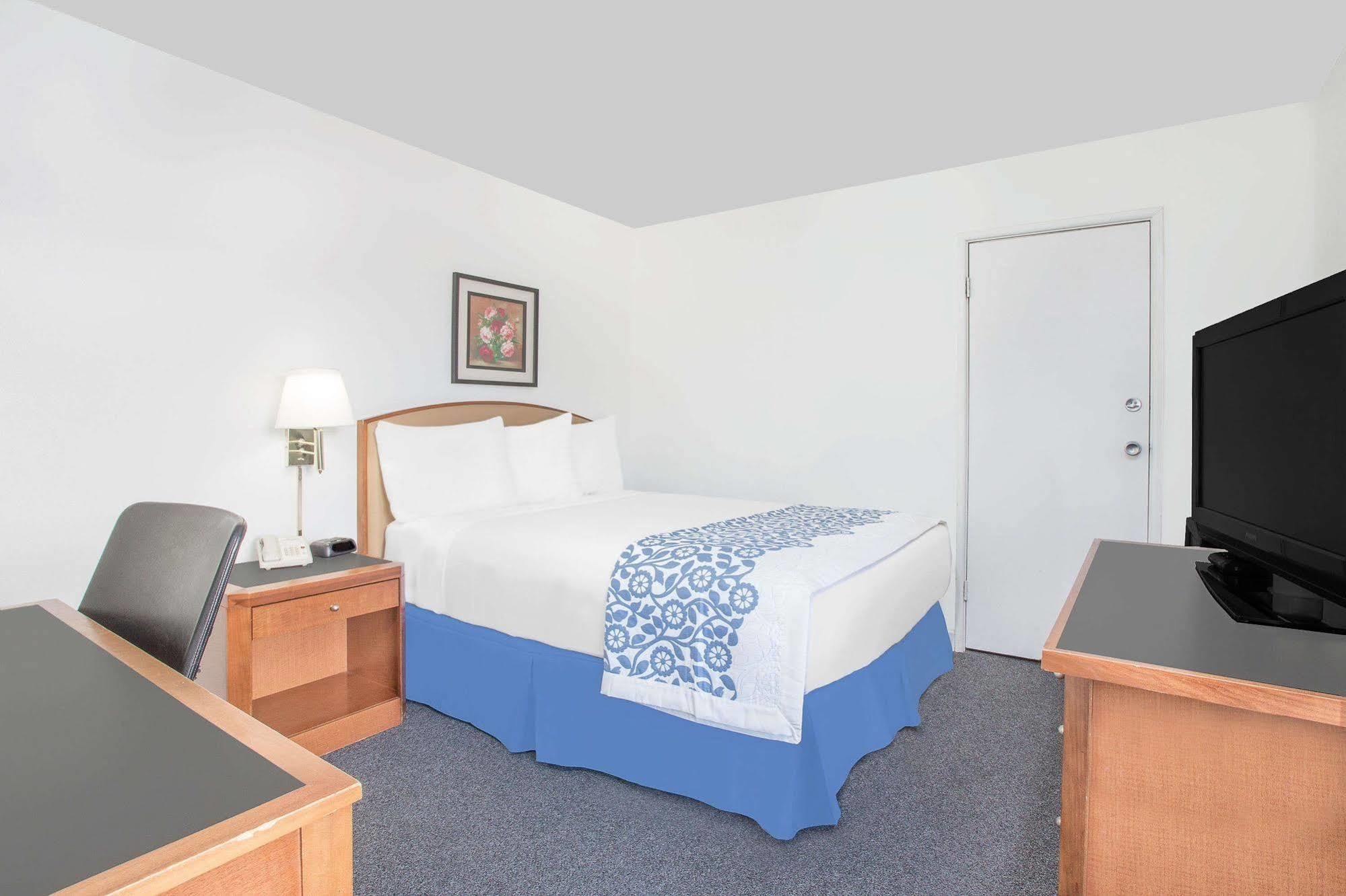 Days Inn By Wyndham Emporia Esterno foto