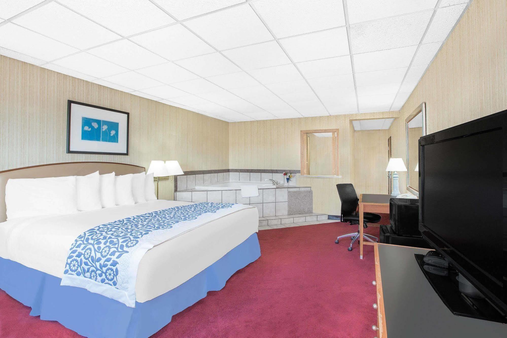 Days Inn By Wyndham Emporia Esterno foto