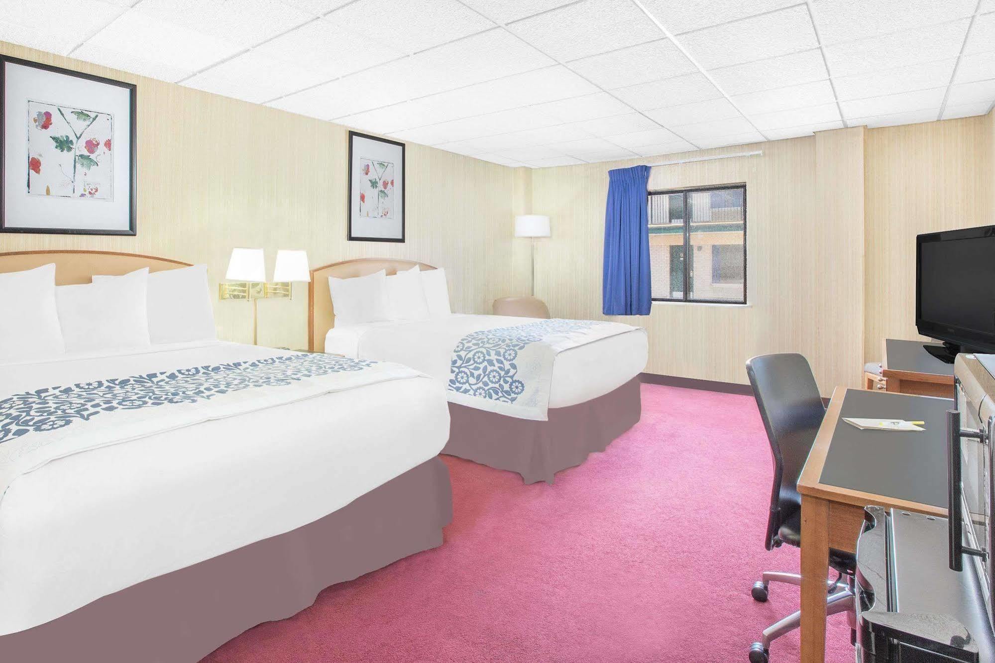Days Inn By Wyndham Emporia Esterno foto
